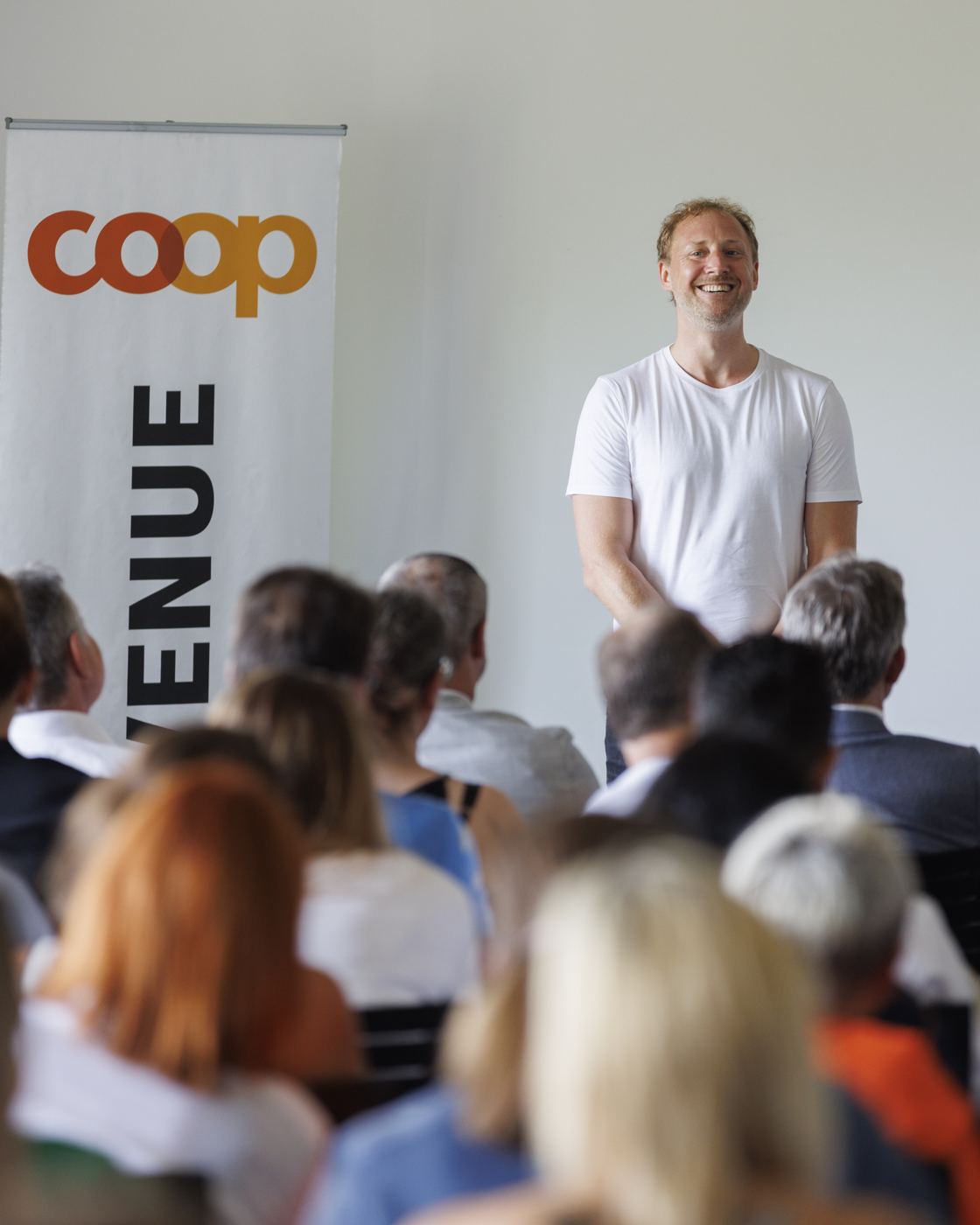 Formation soft skills en entreprise devant un groupe de collaborateurs