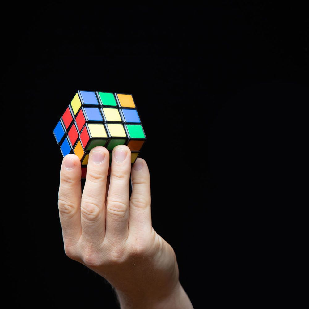 Rubik’s Cube tenu à la main, symbole de Cerveau, mode d’emploi