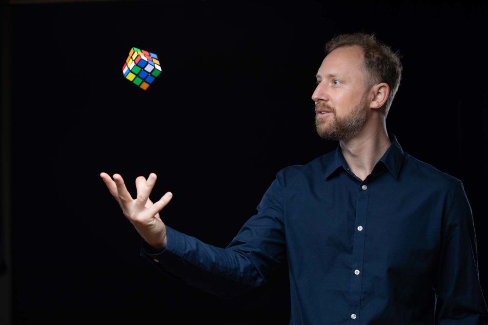 Zack Alder, formateur AZcoaching, avec un Rubik’s Cube