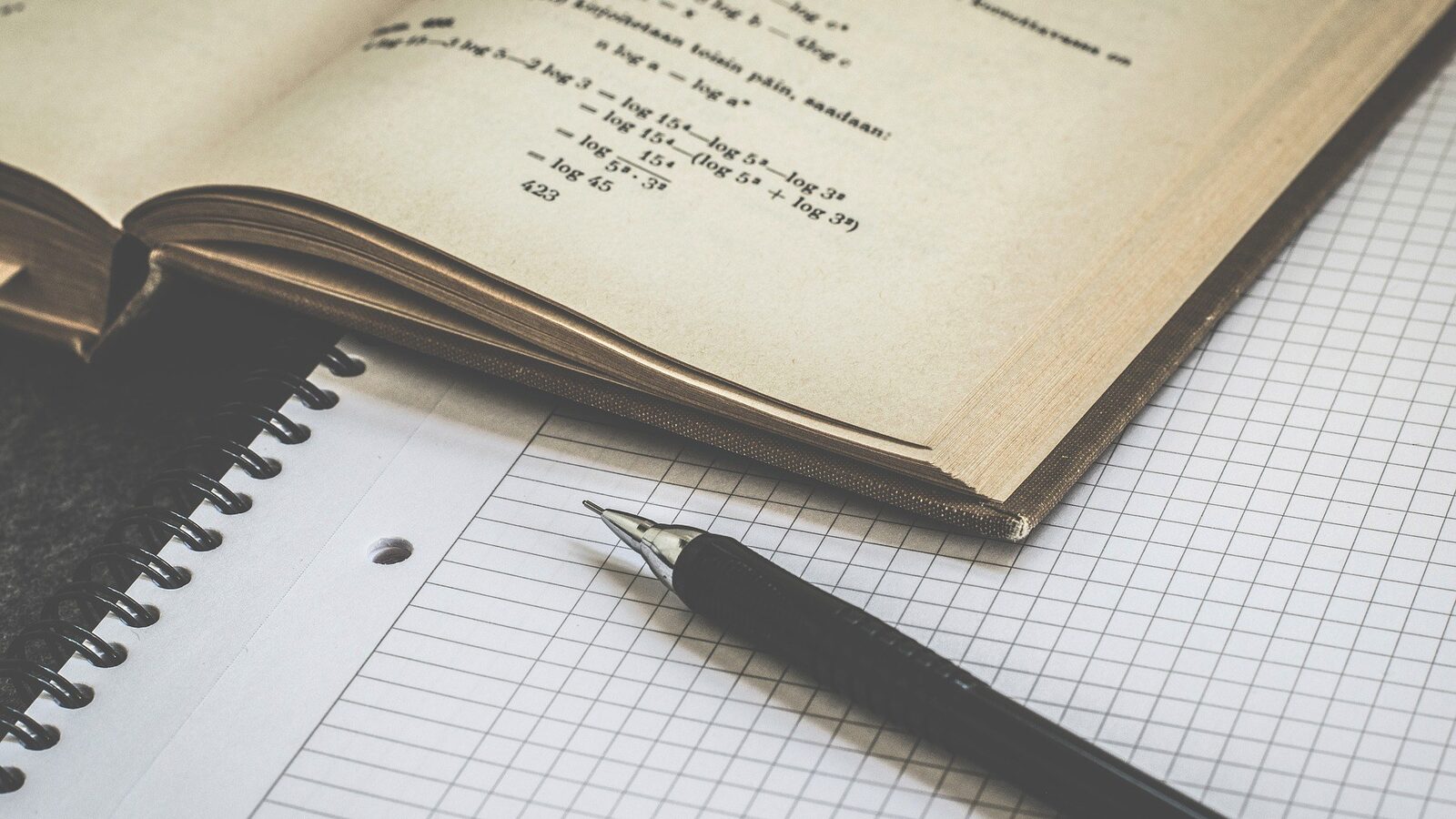 Cahier et stylo, symbole de l’apprentissage