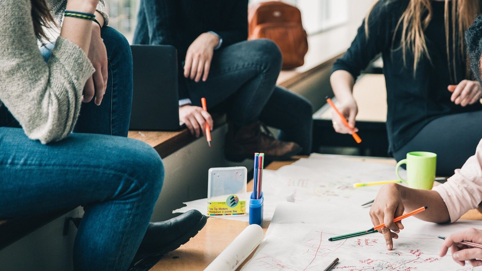Groupe de travail collaboratif lors d’un atelier