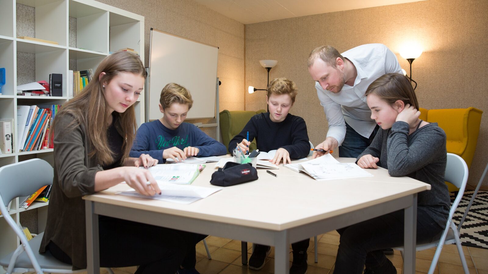 Atelier de groupe autour d’une table