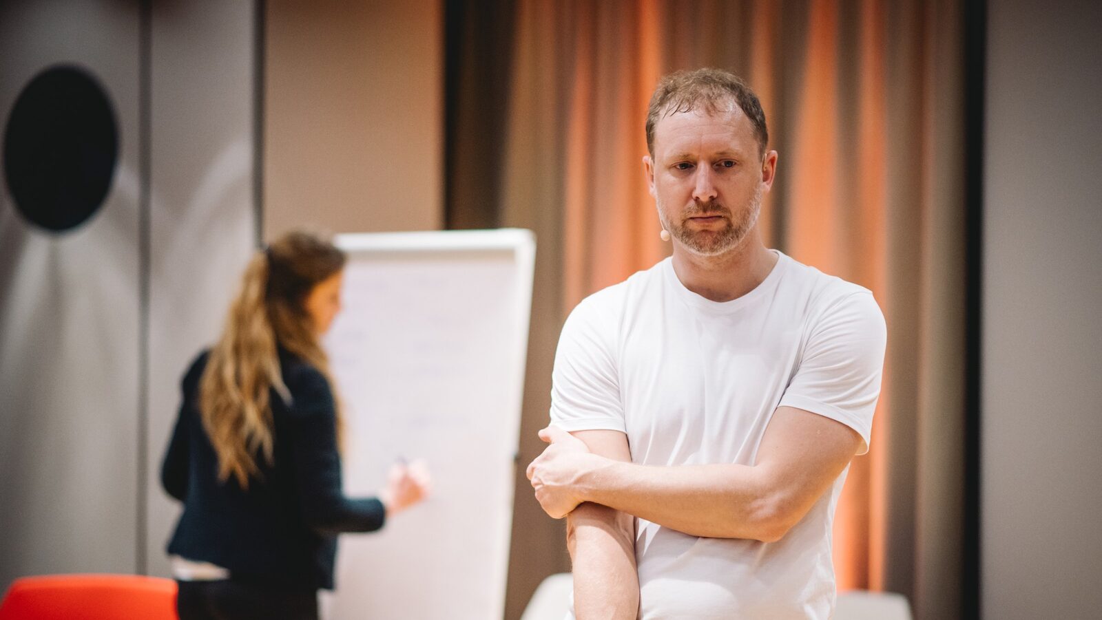 Zack Alder en atelier avec une participante au paperboard