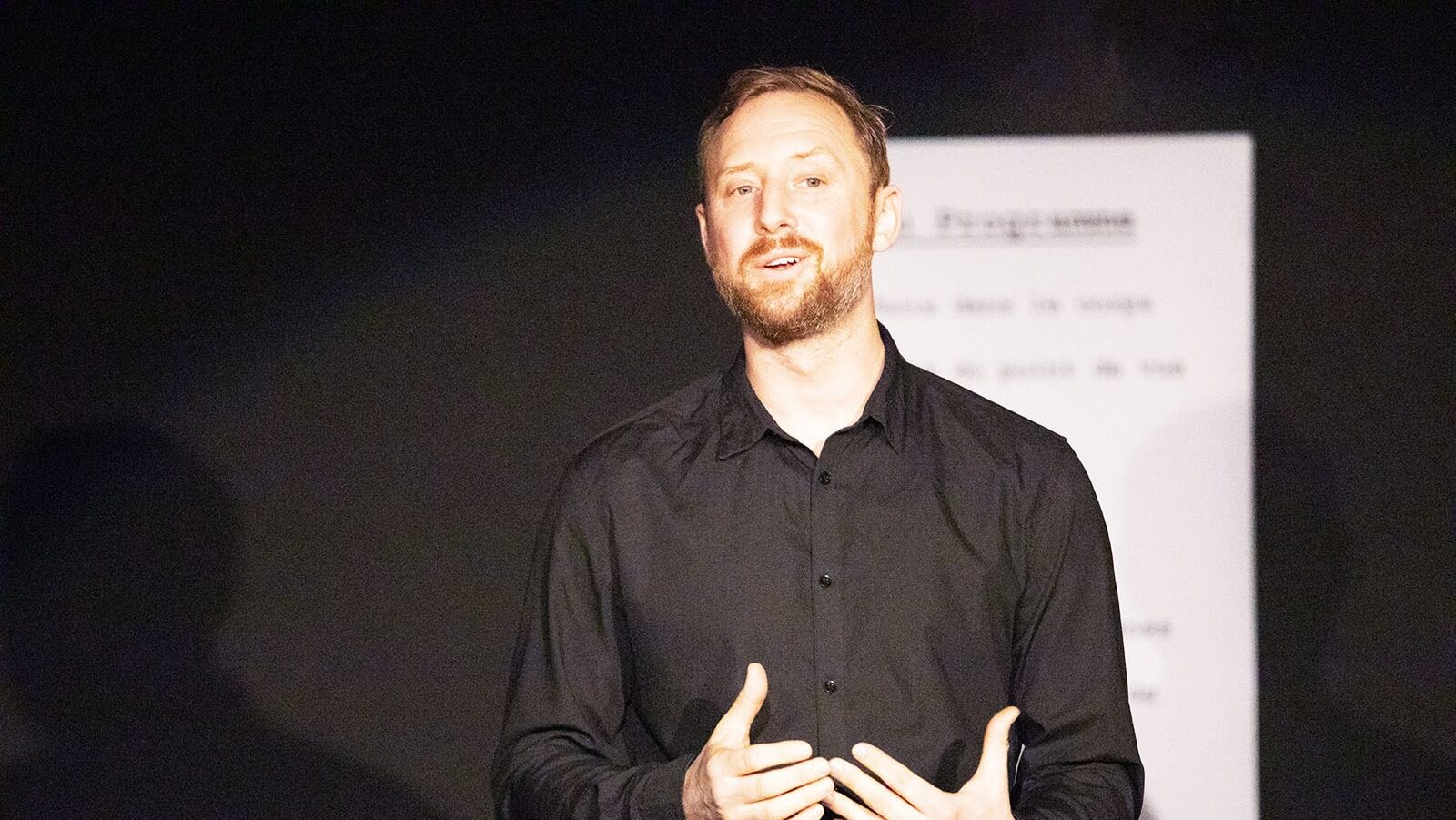 Zack Alder explique au tableau lors d’une conférence