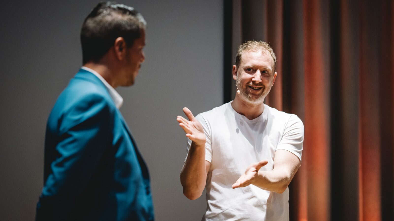 Échange et rire avec un participant lors d’un événement d’entreprise