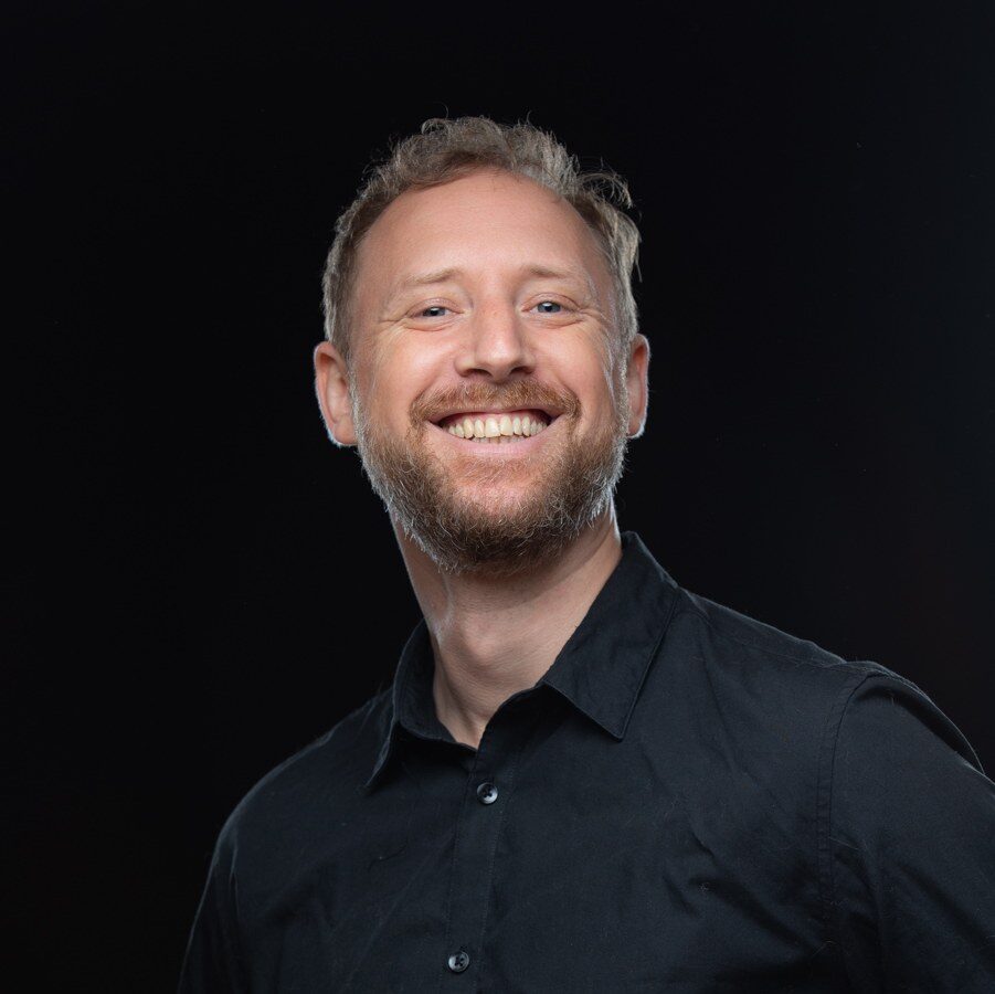 Zack Alder, formateur et conférencier, souriant